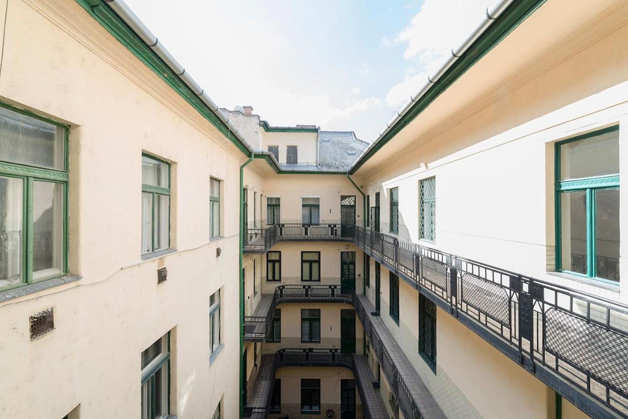 Vaci Street Premier Apartment Budapest Luaran gambar