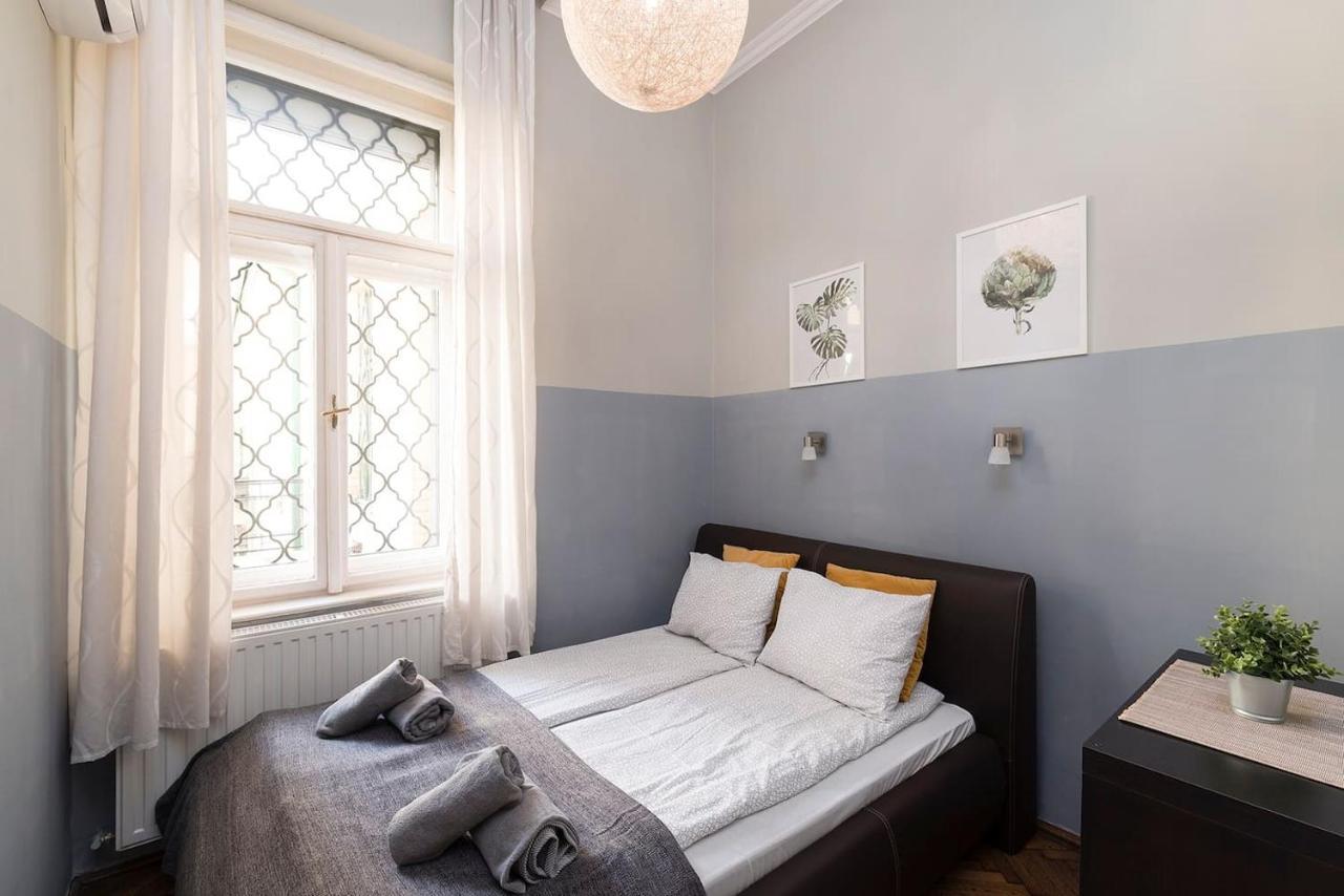 Vaci Street Premier Apartment Budapest Luaran gambar